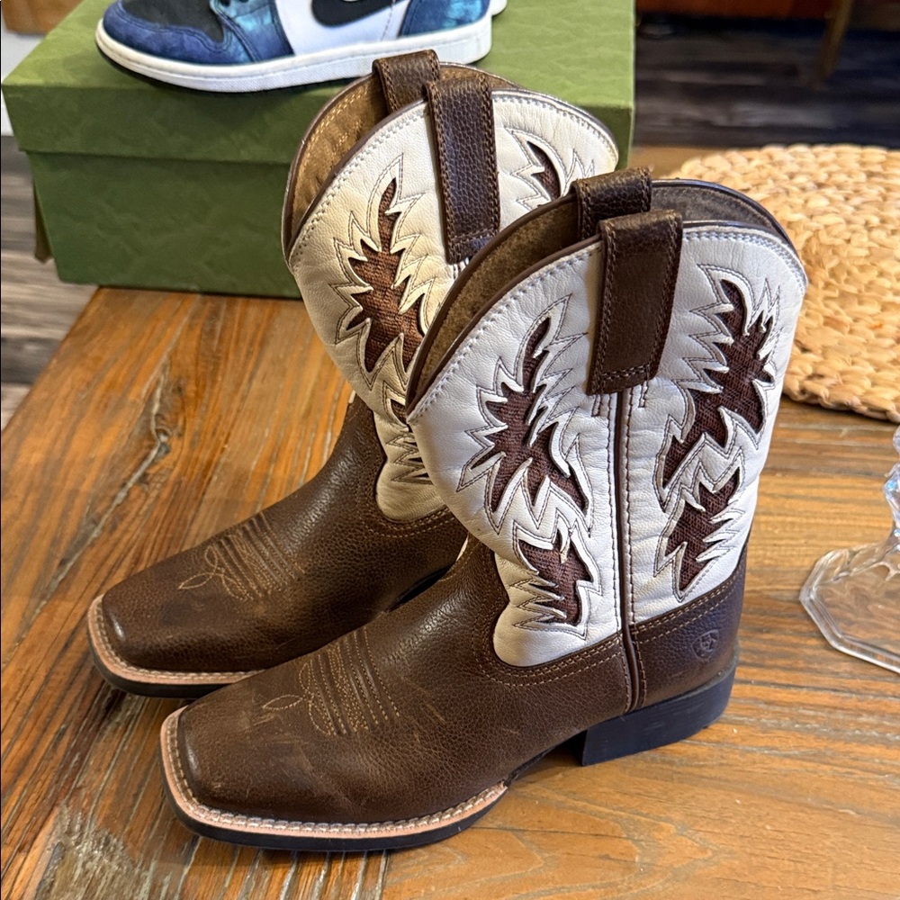 Ariat Kids Western Boots in Brown and Cream
